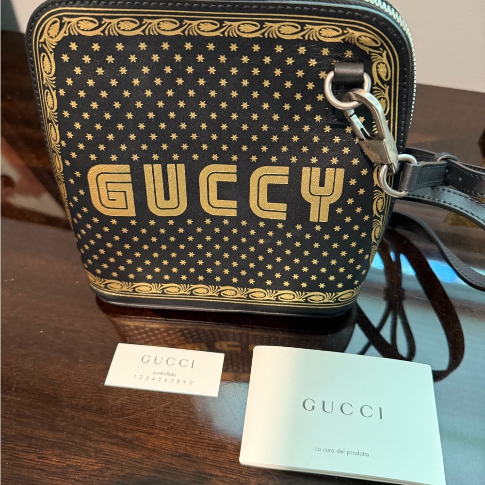 Guccy Black Leather Purse with Silver Zipper